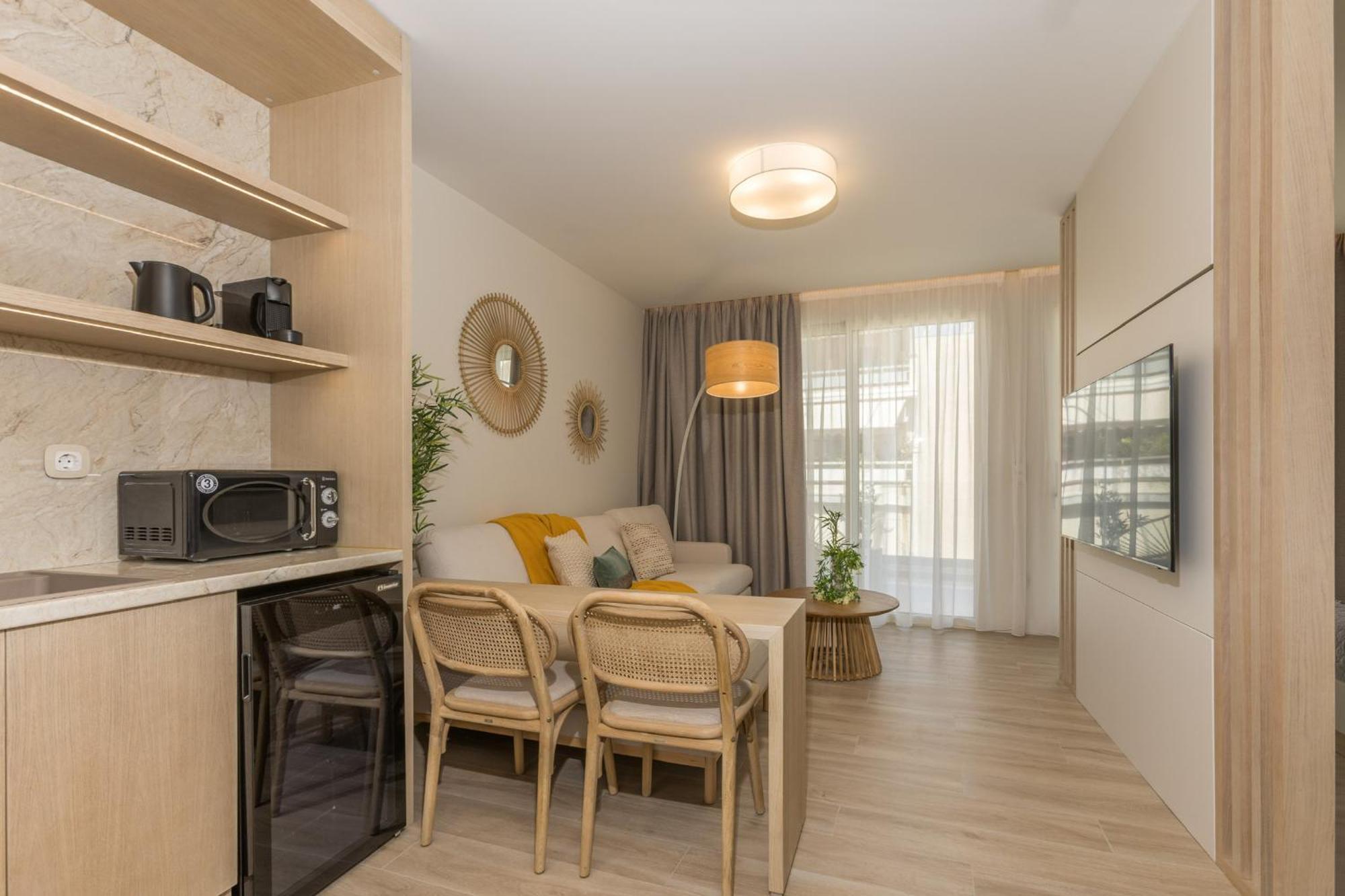 The Mediterranean Suites Pire Dış mekan fotoğraf